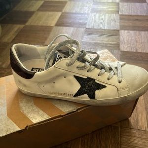 Golden Goose sneaker superstar. Leather low top. distressed accents.